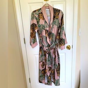 NWOT ZGallerie Pink Robe w/Tiger Print Pockets Tie Belt Side Slits Open Front L